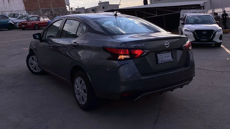 Nissan Versa 2021